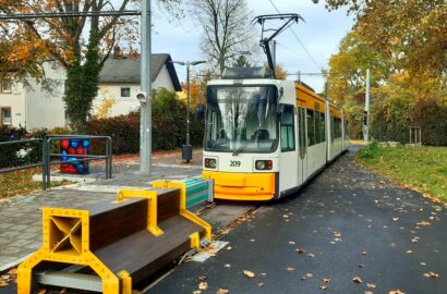 Eine Straßenbahn steht an der Endhaltestelle "Am Schinnergraben"